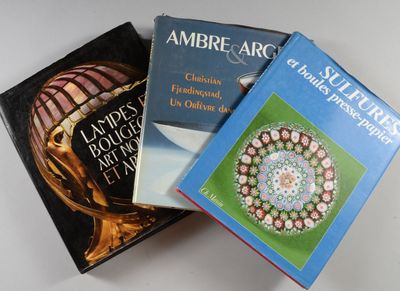 trois livres superposés sur une table