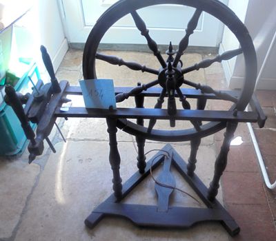 un rouet posé sur un support au sol