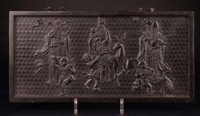 une vieille plaque métallique sur laquelle figure un groupe de personnes