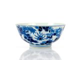 un bol bleu et blanc orné d'un dragon