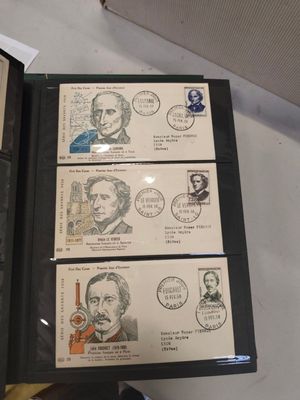 quatre timbres à l'intérieur d'un dossier noir