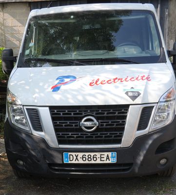 une camionnette garée devant une maison