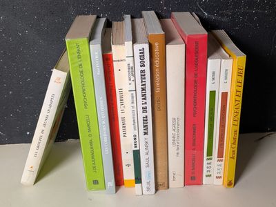 un grand nombre de livres empilés sur une table