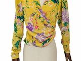 un t-shirt jaune pour femme, orné d'un imprimé floral