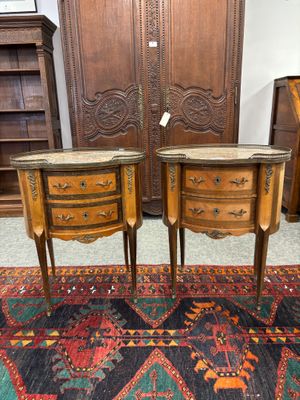 paire de tables de chevet françaises anciennes avec plateaux en marbre