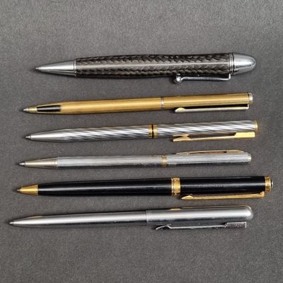 quatre types de stylos différents empilés les uns sur les autres