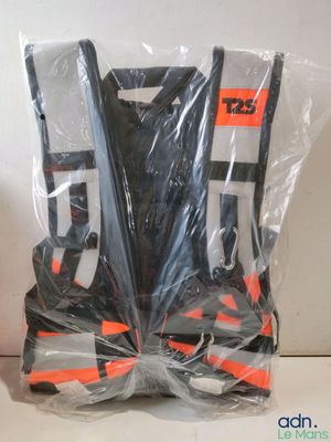 une photo montrant deux gilets de sécurité posés sur un sac en plastique