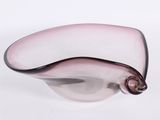 un bol en verre rose et noir posé sur une surface blanche