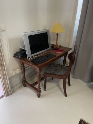 Table de style Louis XIII à entretoise