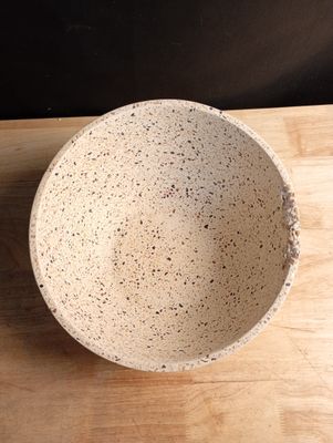 un bol posé sur une table en bois