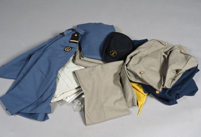 une pile de vêtements pour hommes posée sur une table