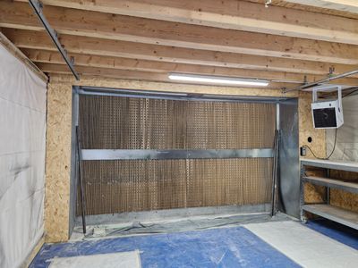 un garage avec de nombreuses étagères à l'intérieur