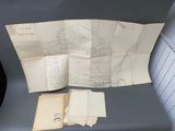 tout un tas de vieilles cartes qui sont posées sur la table