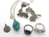 gros plan d'un bouquet de bijoux sur une surface blanche
