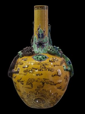 CHINE Vase piriforme en porcelaine émaillée à décor de drago…