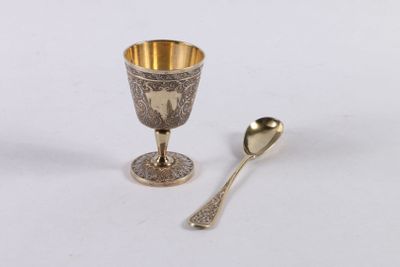FRANCE, après 1838. Coquetier et sa cuillère en argent 950 ‰ vermeillé