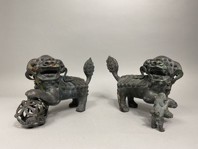 CHINE, vers 1900 Paire de lions bouddhiques, l'un jouant ave… - Photo 1