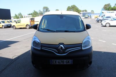 une petite camionnette garée sur un parking