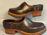 paire de sabots en cuir noir et marron avec talon en bois