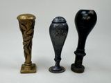 trois vases différents posés les uns à côté des autres sur une table