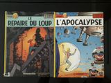deux livres posés sur une table