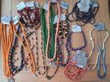 de nombreux colliers et bracelets exposés sur une table