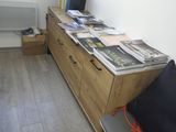 un téléviseur posé sur une commode dans un coin de la pièce