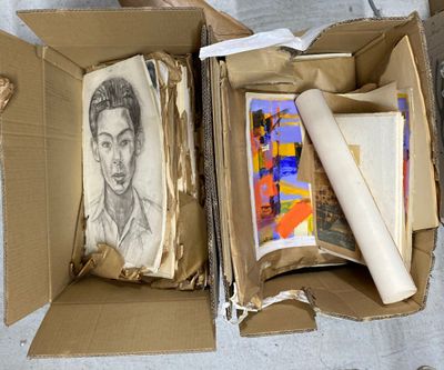 une boîte en carton sur laquelle est dessiné un portrait de Frida et qui contient un rouleau de papier