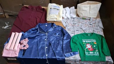 un tas de vêtements posés sur une table