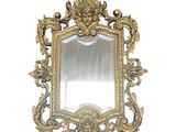 un miroir accroché au mur de la pièce