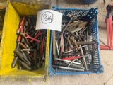 de nombreux outils différents dans un panier posé par terre