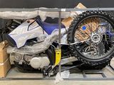 une moto posée sur un chariot dans le garage