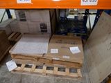 une pile de boîtes sur une palette dans un entrepôt