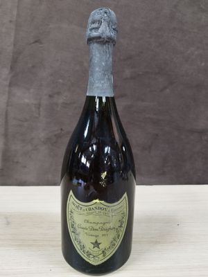 une bouteille de vin posée sur une table