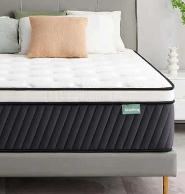 un gros plan d'un matelas posé sur un sommier dans une chambre à coucher