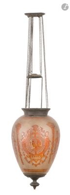 une lampe suspendue au plafond