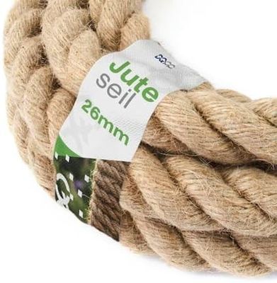 un gros plan d'une corde en jute à laquelle est attachée une étiquette