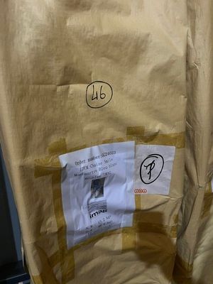 un sac de nourriture posé sur une table
