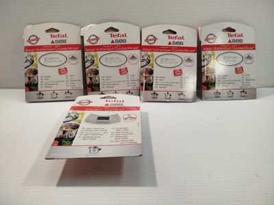 trois boîtes d'aliments pour bébés posées sur une table à côté d'une boîte de nourriture