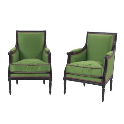 une paire de fauteuils rembourrés verts