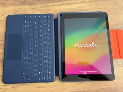 une image représentant une tablette sur laquelle sont posés un clavier et un stylet