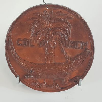 une image représentant une plaque de cuivre sur laquelle figure un palmier