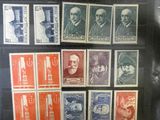 une image d'une collection de timbres sur une table