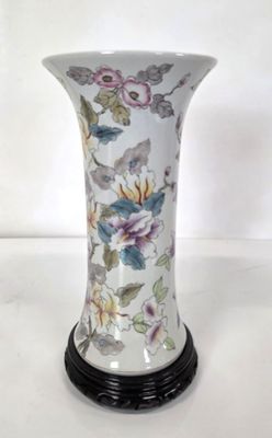un vase blanc orné d'un motif floral