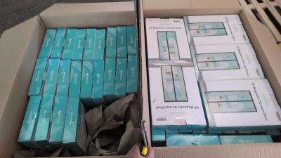 une boîte remplie de paquets de cigarettes posée sur une table