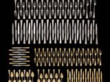 une vaste collection d'argenterie exposée sur un fond noir