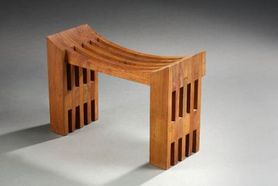 un banc en bois orné d'un motif incurvé