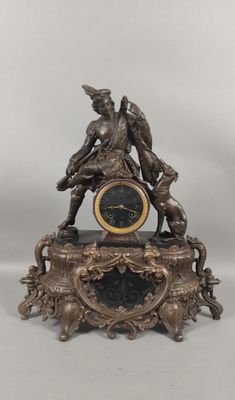 une horloge posée sur une table