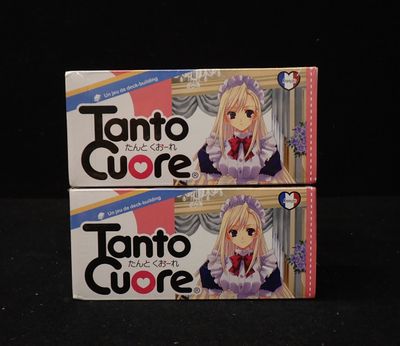 deux boîtes de « Tanto Cuore » posées sur un fond noir
