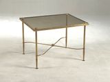 une table en verre avec un cadre en métal et un plateau en verre